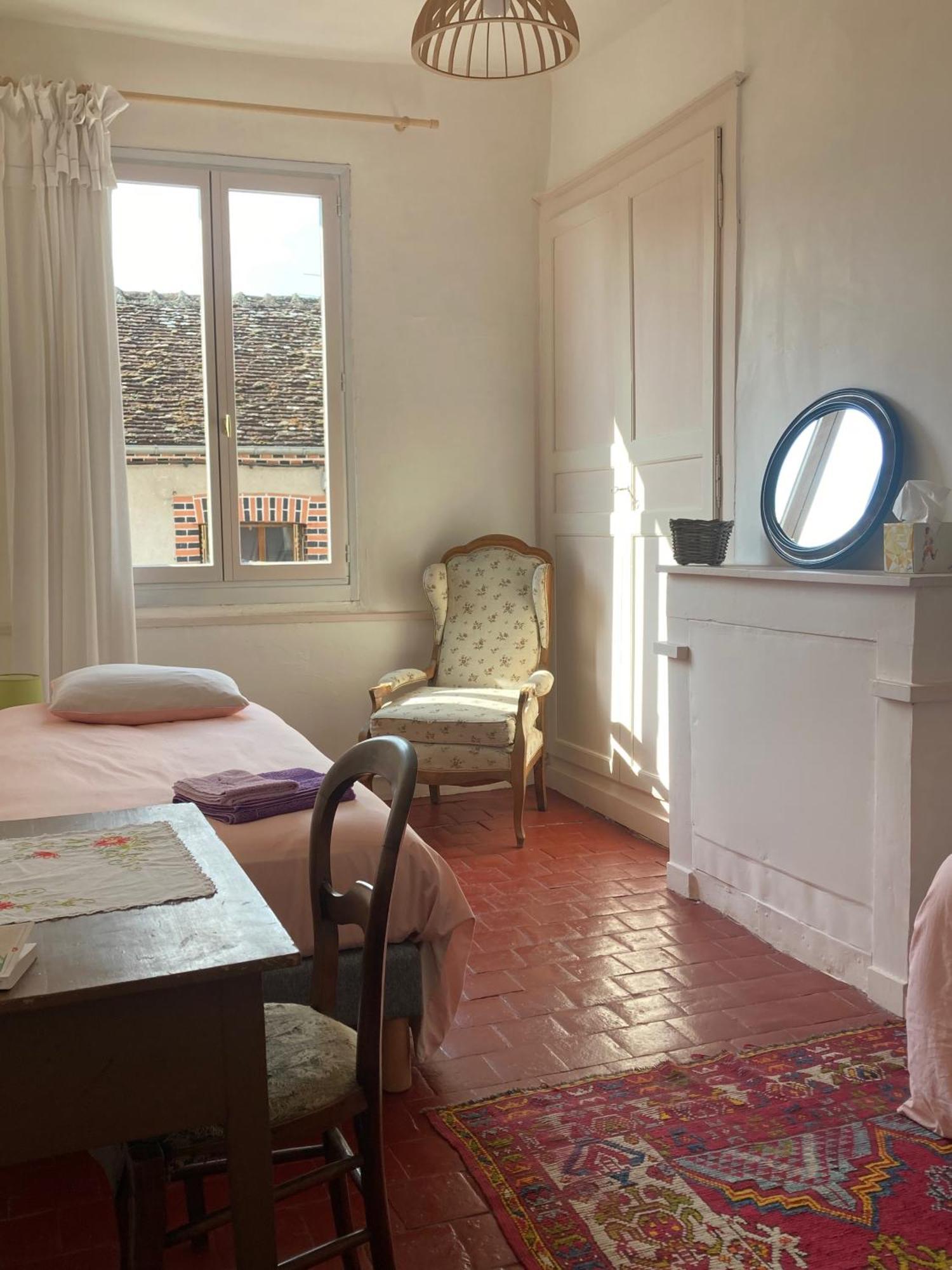 Sur Les Ailes Du Papillon-La Suite Saint-Sauveur-en-Puisaye Dış mekan fotoğraf